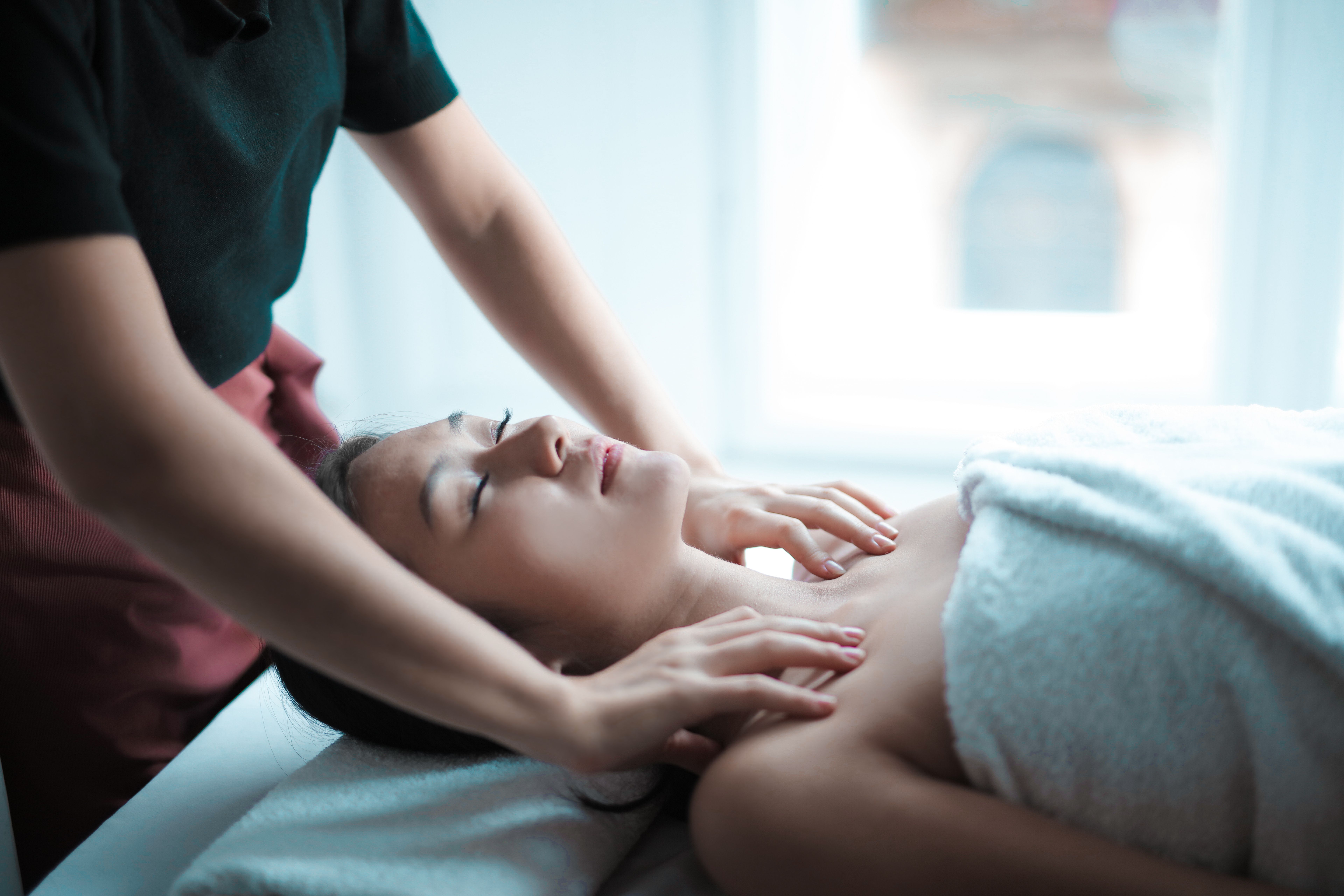 Aromatherapy home massage service ladies DHA Phase 5 Lahore
